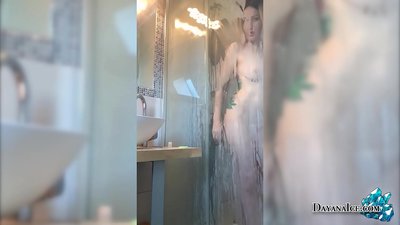 ရေချိုးခန်းထဲတွင် အရည်ရွှမ်းသော Butt Masturbates ရှိသော ကလေး